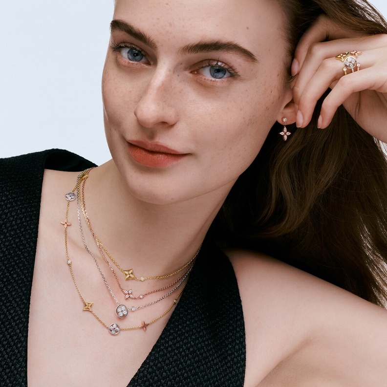 مجموعة مجوهرات BLOSSOM من لويس فويتون  ماريا شربل   تكشف إبداعات لويس فويتون Blossom عن نفسها من خلال خطوط نقية تتخللها رموز لويس فويتون، حيث تعكس الأنوثة المعاصرة، كما أن هذه الإبداعات الأنيقة متعددة الاستخدامات يمكن ارتداؤها بمفردها أو معًا. ومرادفًا للأناقة المفعمة بالذكريات، تعيد أحدث الإبداعات تفسير رموز الدار في أشكال متنوعة مبهجة، كما يعزز الماس زهرة مونوغرام، ويعيد رسم صورتها الظلية الخالدة مثل رسم بخطوط نقية. وتتميز الإبداعات الجديدة المصنوعة من الذهب بنعومتها الرسومية، حيث تتكشف زهرة مونوغرام مكبر