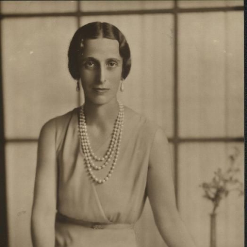 من هي الأميرة التي فقدت ألقابها الملكية وأصبحت ملكة في النهاية؟