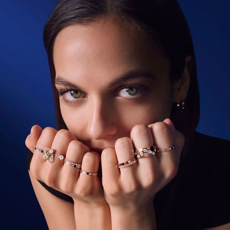 موديلات خواتم مزينة بالأحجار الكريمة بقصّة الإجاصة