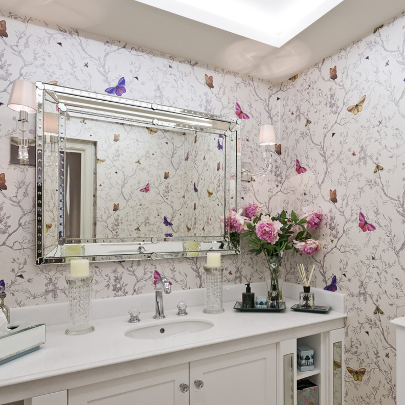 لمساحة أكثر جاذبية وتميز.. 10 أفكار عصرية لورق حائط الحمام