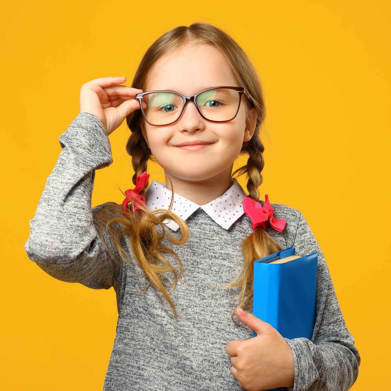 يجب زيارة المدرسة قبل بدء الدراسة وتعريف الطفل بكل ركن فيها بما في ذلك غرف التدريس والمسرح أماكن اللعب