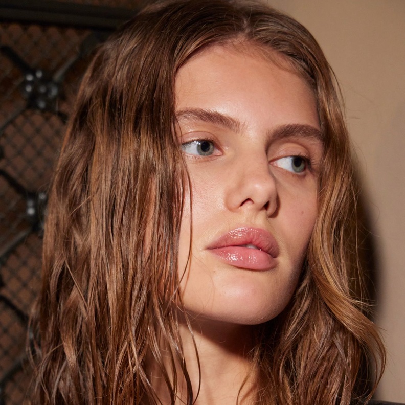 تسريحات الشعر المبللة والطويلة من دار The Attico