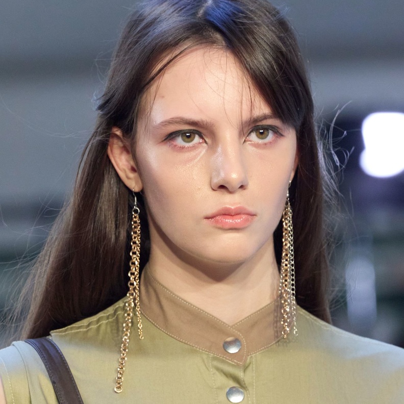 أحمر شفاه مشمشي لماع من دار Victoria&Tomas