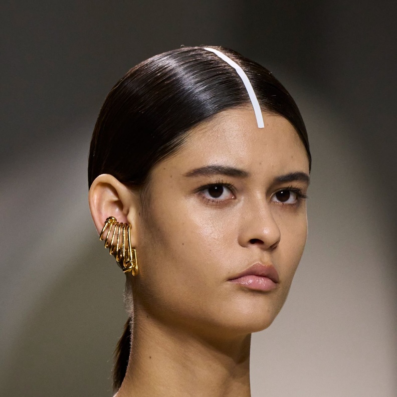 إطلالات جمالية استثنائية تغني اليوم الأول من عروض الموضة في ميلانو.. إليك التفاصيل