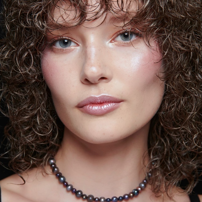  ألوان أحمر الخدود البنفسجي مع التموجات اللماعة من دار Viktor & Rolf