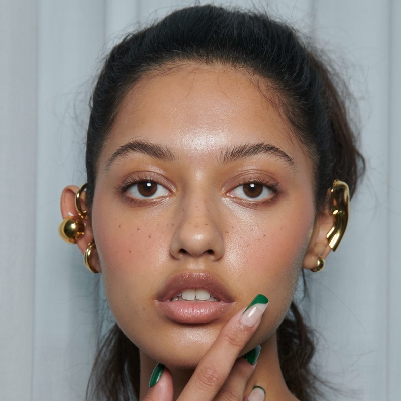 من الألوان النيود الى التدرجات الجريئة.. ألوان مناكير صيف 2024 تغني عروض نيويورك