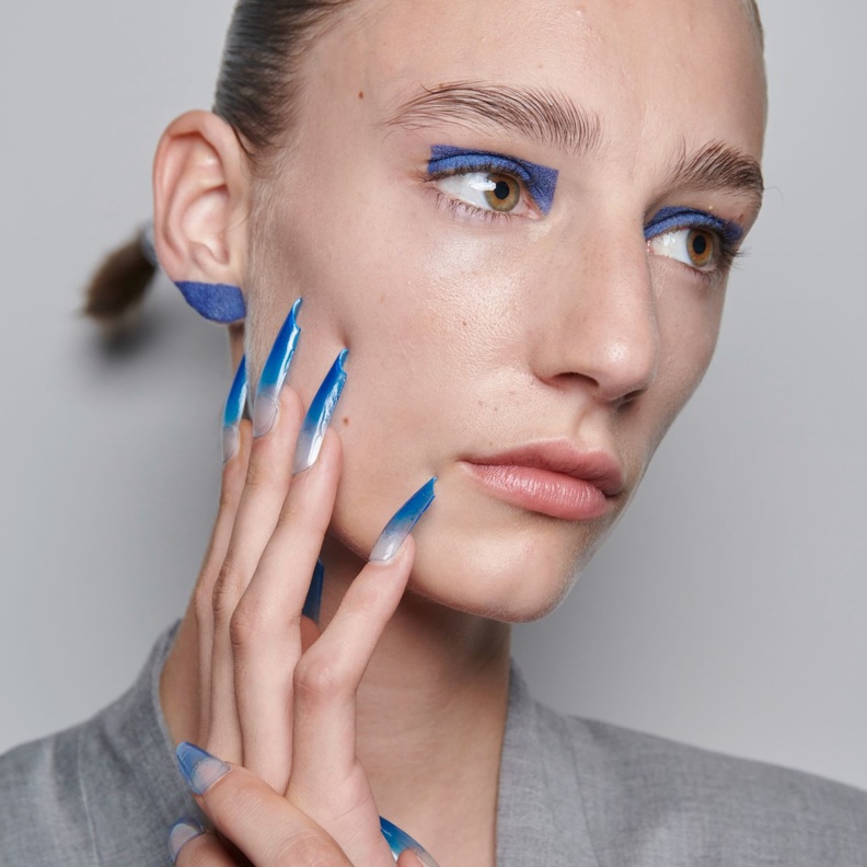 ألوان مناكير زرقاء متموجة مع  اللون الابيض من دار Chet Lo