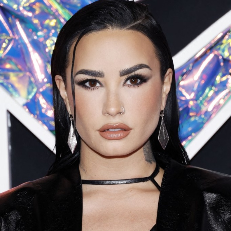 اطلالة Demi Lovato بمكياج أسود ومات