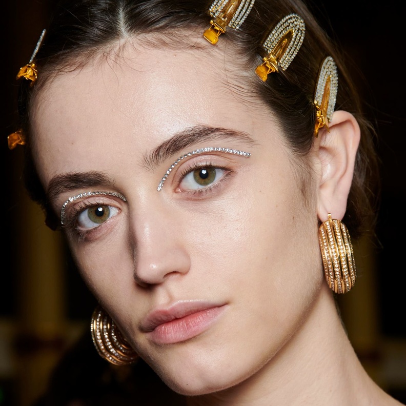 باريس تفتتح عروض الأزياء بصيحات جمالية عصرية