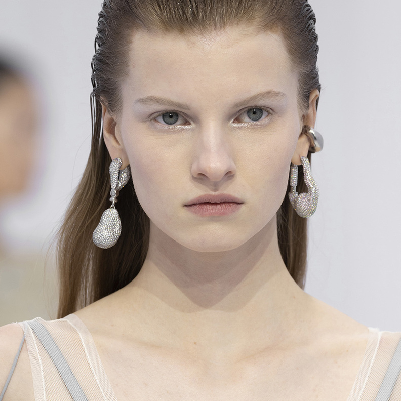 بشرة متوهجة من عروض Fendi 