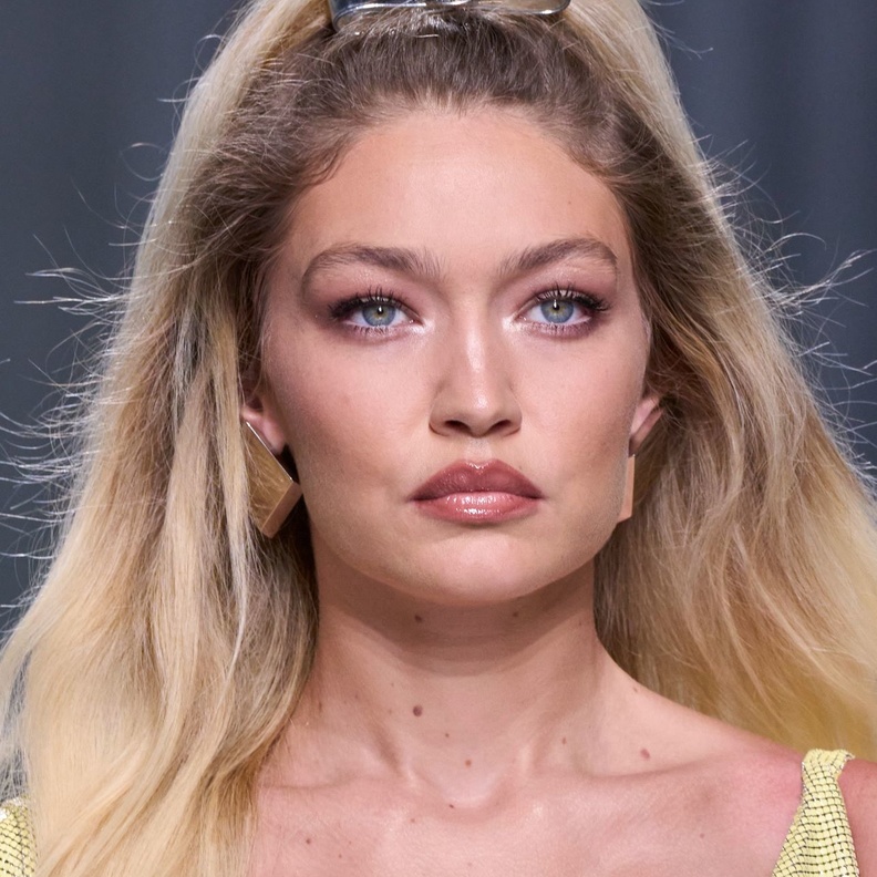 صيحات جمالية مشرقة تجعل مكياجك أكثر جاذبية.. إليك طرق تطبيقها من عروض ميلانو