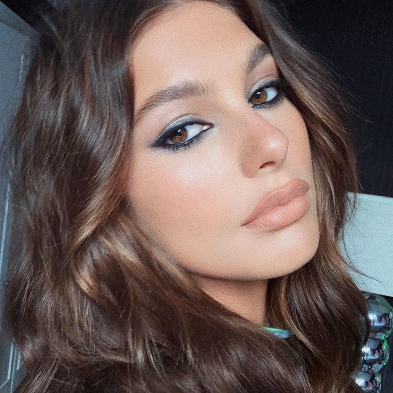 كاميلا مورون تتألق بلوك عيون محددة بالكحل على طريقة خبير التجميل Hung Vanngo