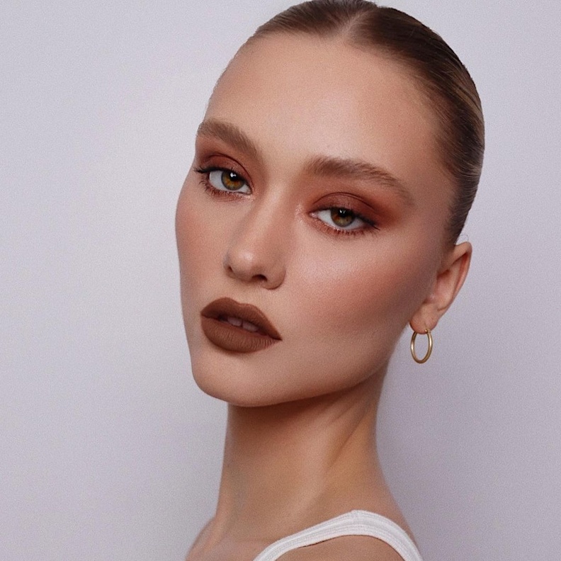 اكتشفي خطوات مكياج المونوكروم لإطلالة عصرية وحيوية تبهر الجميع.