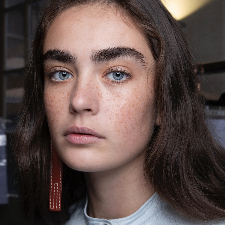 هل يمكنك تقليل ظهور النمش من دون التقنيات الجراحية؟ إليك بعض الحيل