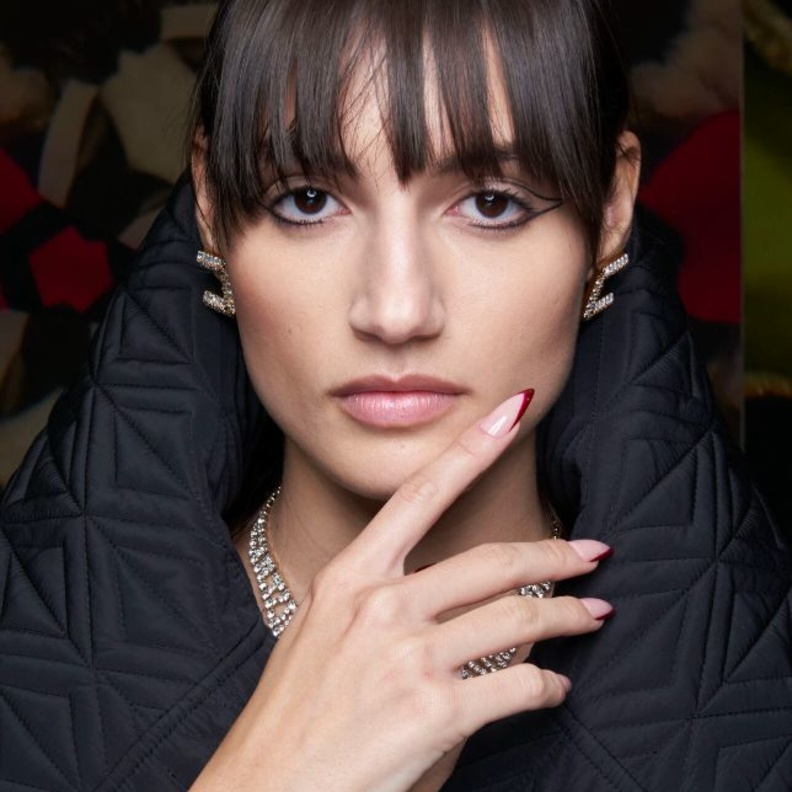 لون الأظافر الكرزي الداكن بأسلوب الفرانش من دار Elisabetta Franchi