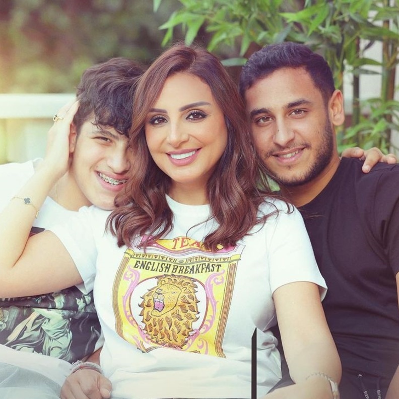 أنغام وأبنائها