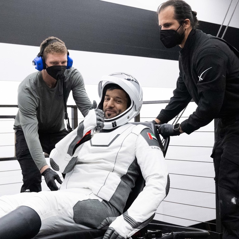 رائد الفضاء الإماراتي سلطان النيادي يعود إلى الأرض