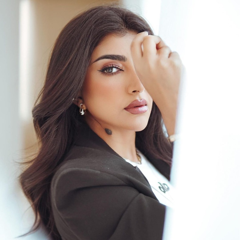 تعلّمي من بثينّة الرئيسي خطوات ضفيرة فرنسية لخريف 2023 واكتشفي أسرار شعرها الصحي..شاهدي الفيديو