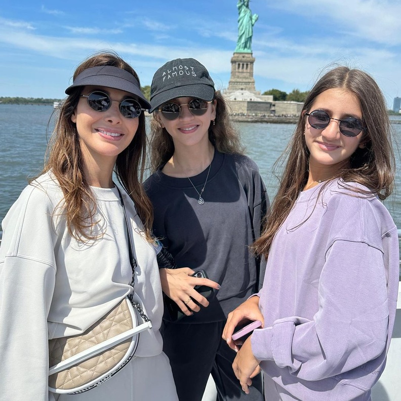 بين الكاجوال وأزياء المناسبات ..التفاصيل الناعمة تجمع إطلالات نانسي عجرم مع بناتها