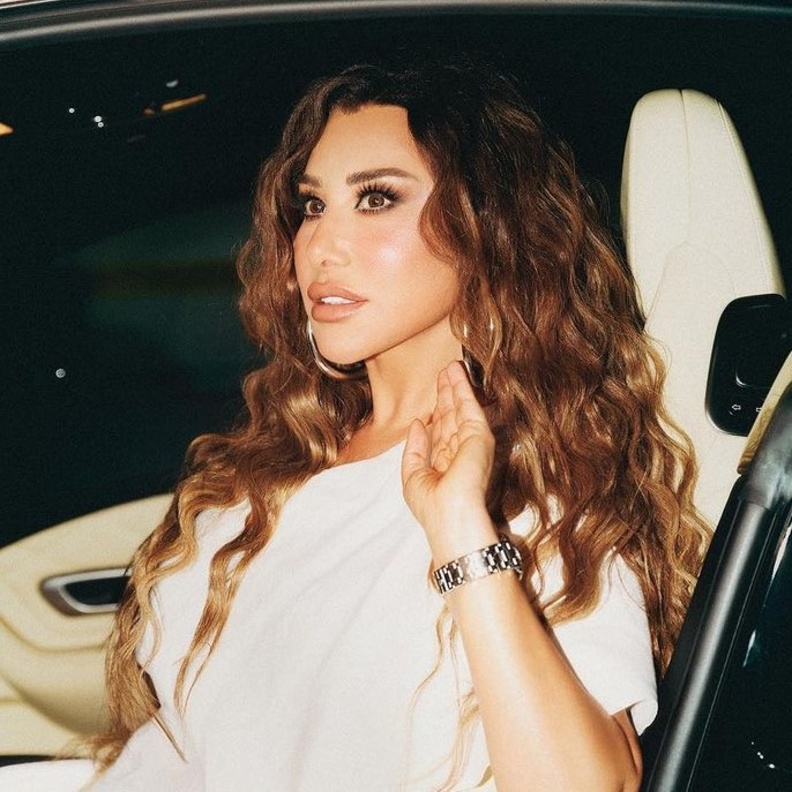 نجوى كرم بتغيير جمالي لافت في وجهها بدت فيه أكثر شبابا وهذا ما فعلته