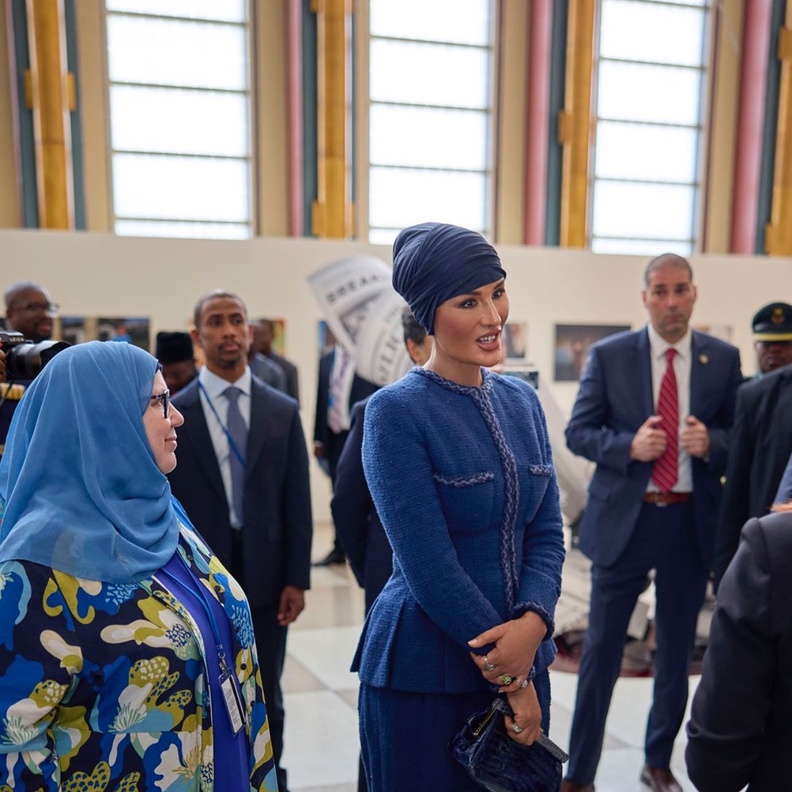 جمعت بين الرقي والعصرية.. الشيخة موزة تخطف الأنظار بإطلالتين رسميتين في أحدث ظهور