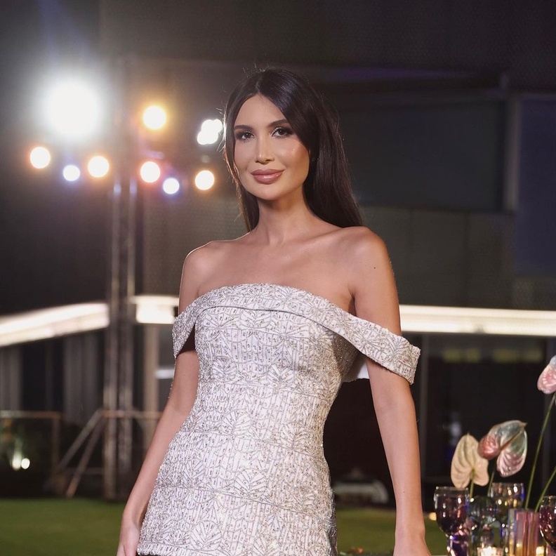 "تبدّل لونه تبعاً لجنس الجنين"...تفاصيل الفستان الذكي لـ أليس عبد العزيز في حفل إعلان حملها