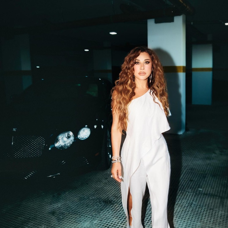 شاهدي اختيارات النجمات باللون الأبيض في وداع موسم الصيف ..تصاميم عصرية وشبابية