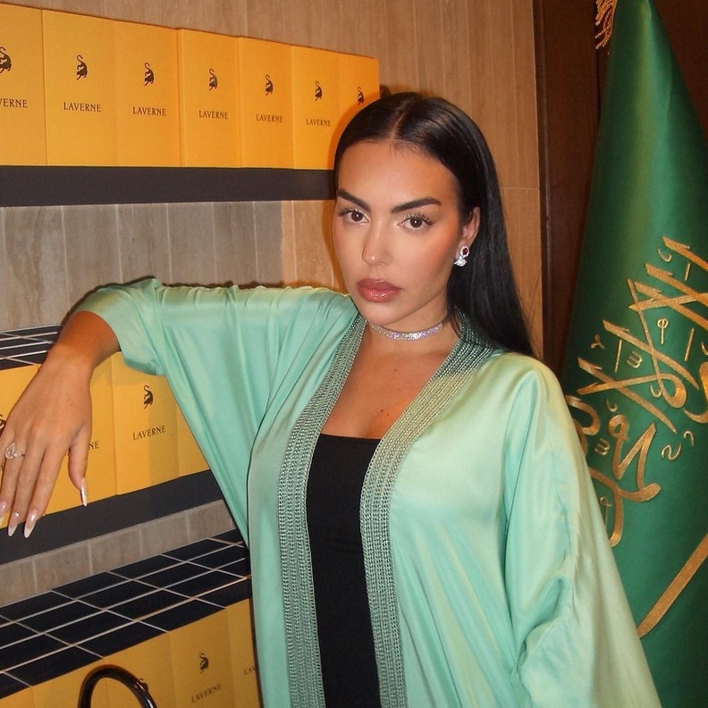 إطلالات جمالية جذابة تتوج إطلالات النجمات احتفالاً باليوم الوطني السعودي