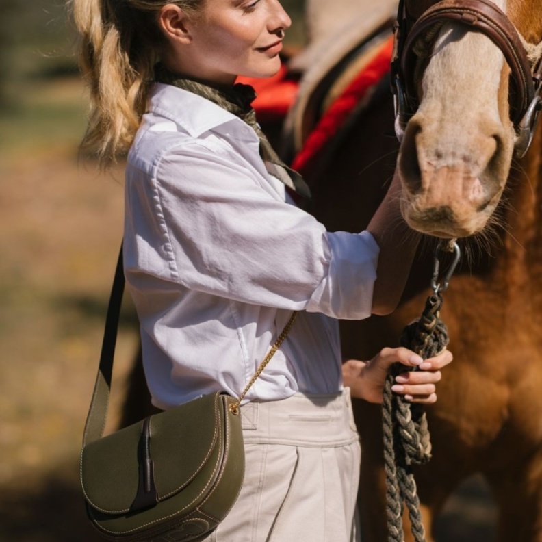 CH Carolina Herrera تبتكر مغامرة حصرية بعالم الفروسية في تراسييرا