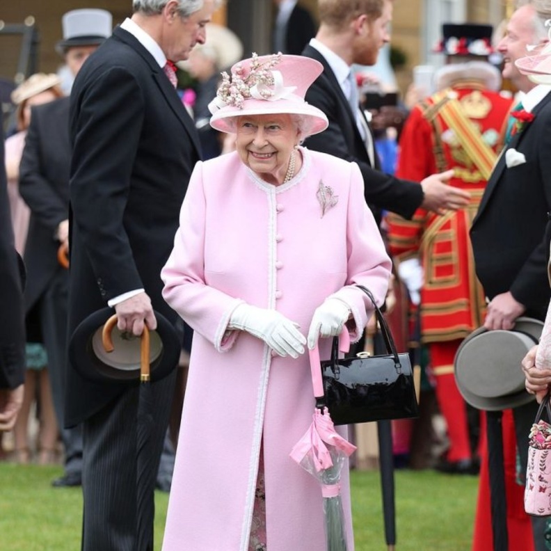  الإطلالات الملونة للملكة اليزابيت طبعت هوية أزيائها ومنحتها الأناقة المبهجة