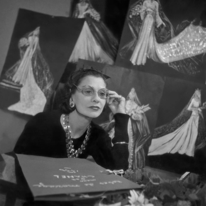 تصاميم أيقونية وثورية طبعت مسيرة الدار العريقة... معرض خاص بغابرييل شانيل في متحف Victoria and Albert Museum