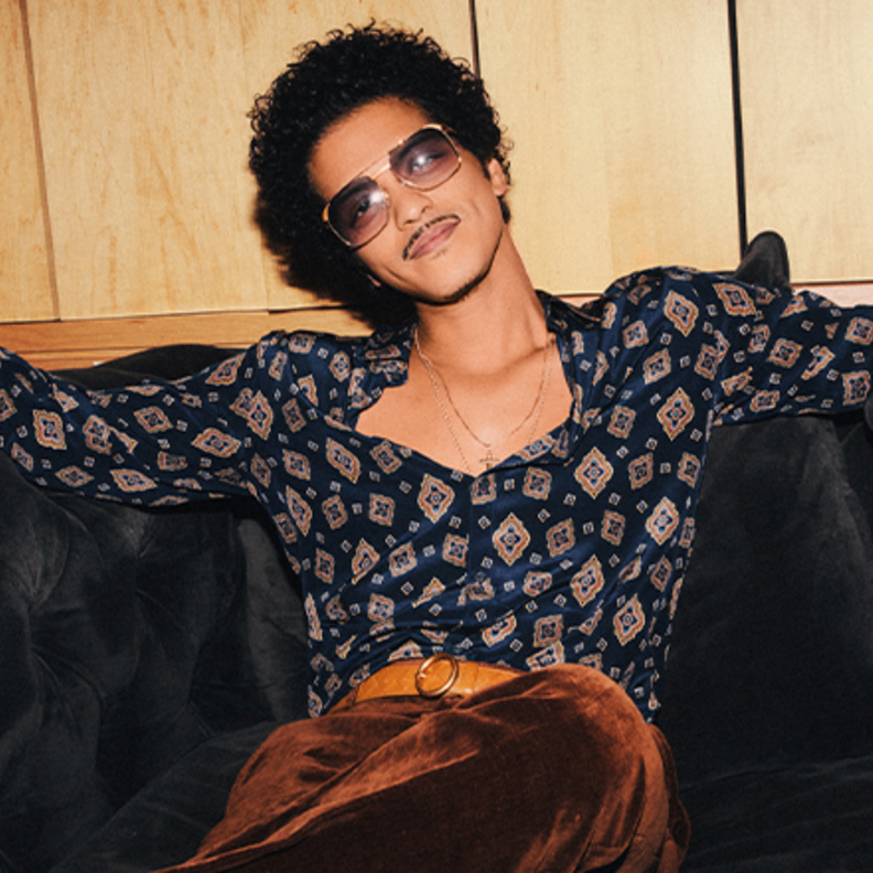 برونو مارس يحيي أولى الحفلات الموسيقية في تقويم فعاليات لحظات العلا الجديد