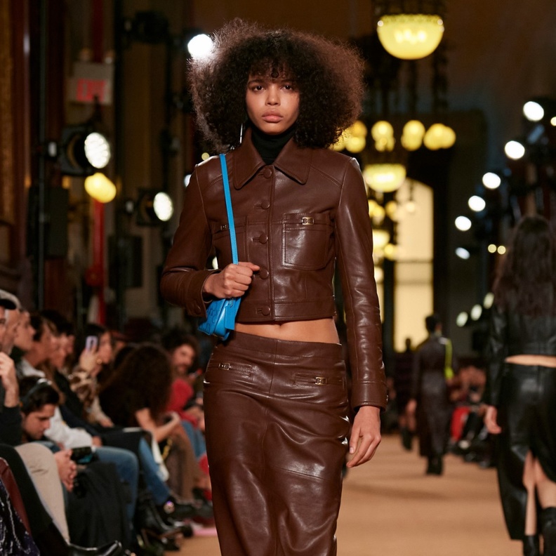 السترة القصيرة تعود بقوّة على منصات عروض الأزياء