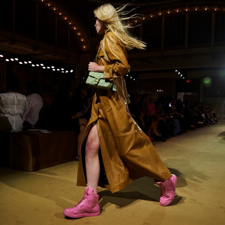 في أسبوع نيويورك للموضة.. نشهد عودة رمز كلاسيكي أخذَ أكثر من شكل