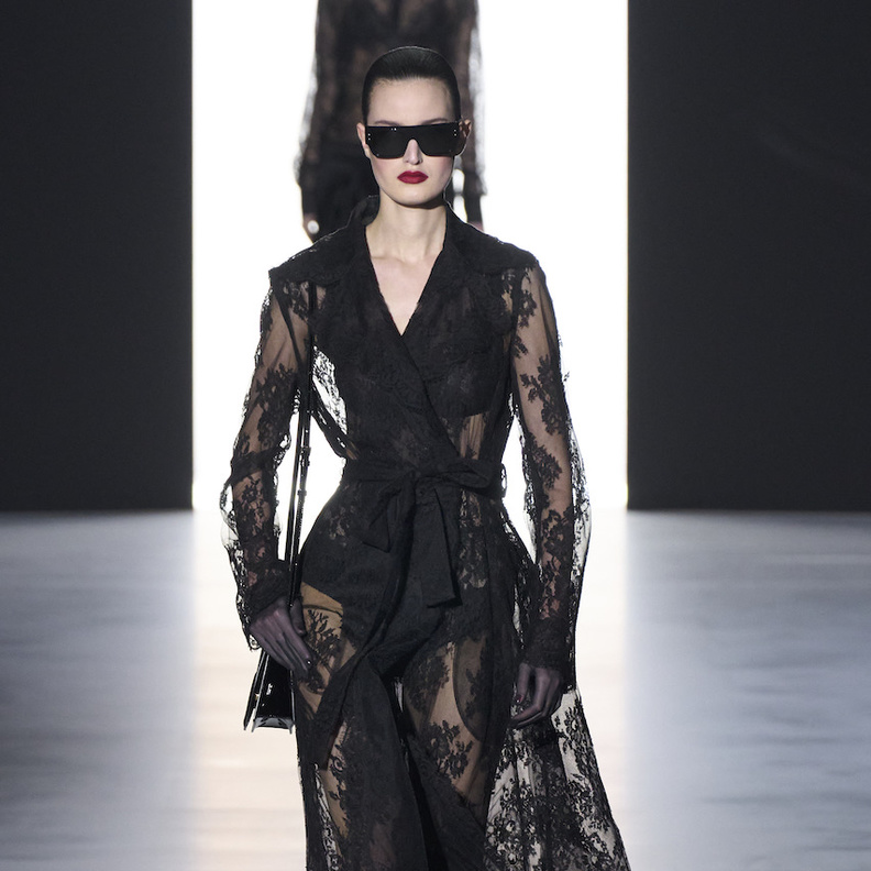 رمزية قماش الدانتيل بين القوة والهشاشة.. وبين الأنوثة والعصرية 