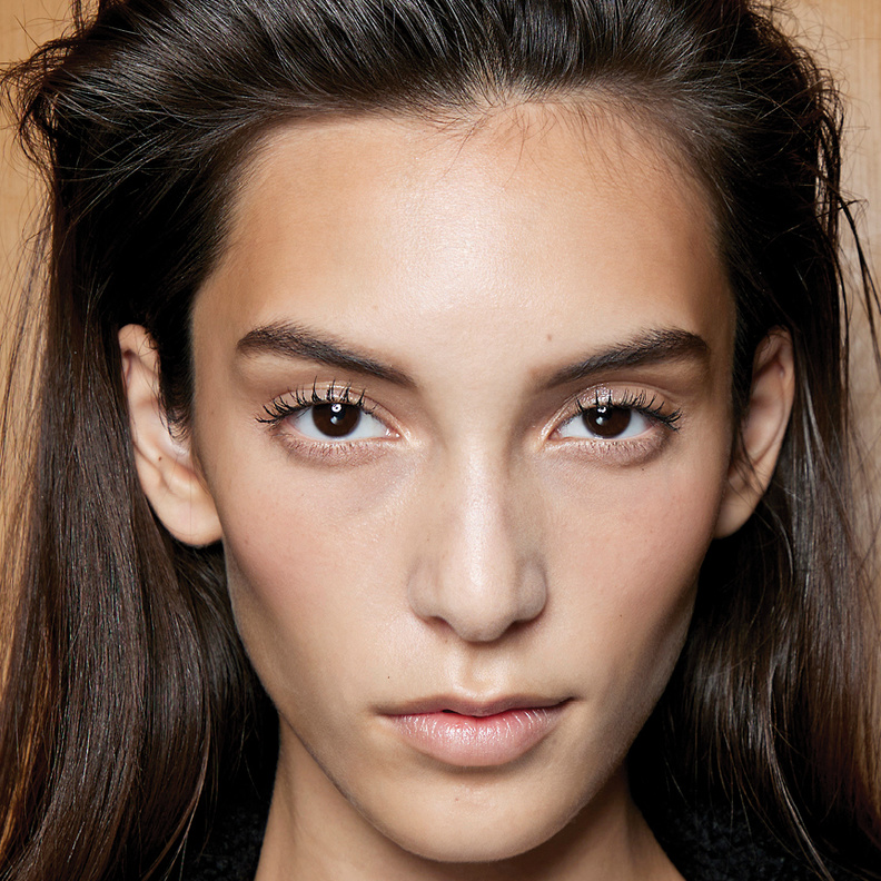 من ميلانو إلى نيويورك ...إليك الصيحات الجمالية الملهمة لخريف وشتاء 2023-2024