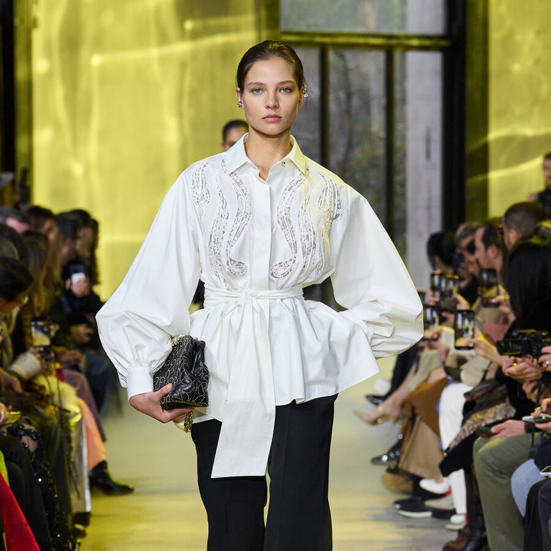 موضة القميص الأبيض والمحدد بالحزام