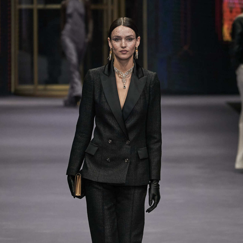 الأناقة والبساطة عنوانا إطلالة المرأة العاملة هذا الخريف