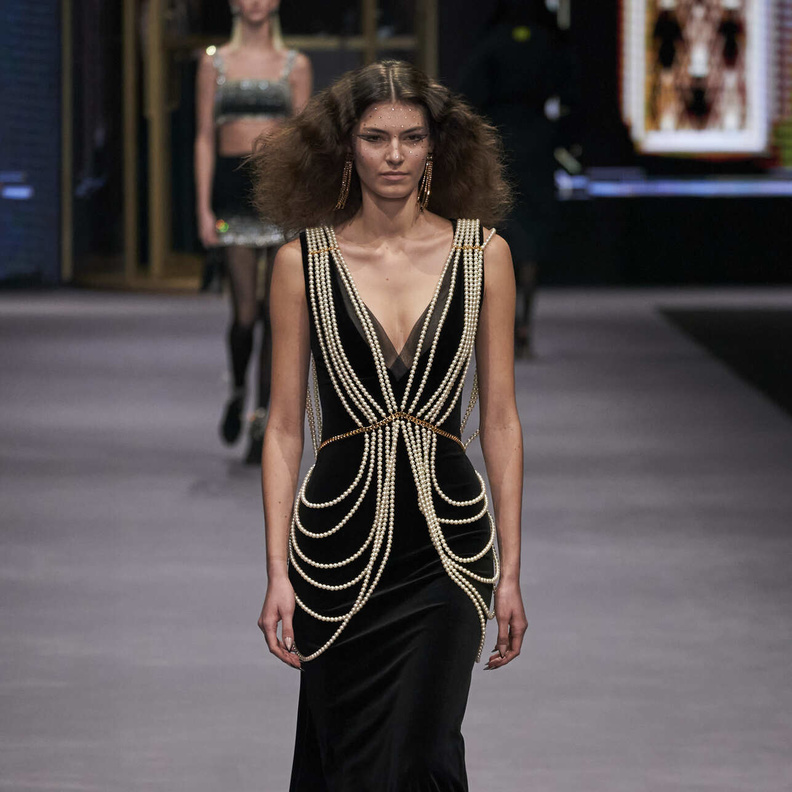 اللؤلؤ يندثر من كل مكان في عالم الموضة مع الملابس والأكسسوارات 