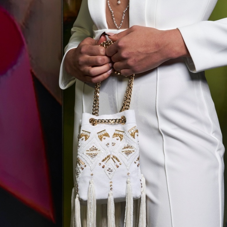 حقائب بسلاسل معدنية.. هذه أبرز اختياراتنا لك عبر "هي"