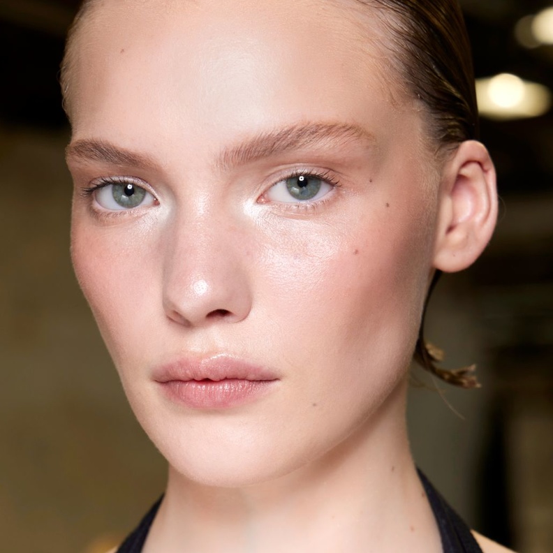 الإفراط في غسل الوجه... هل هو ضارّ؟