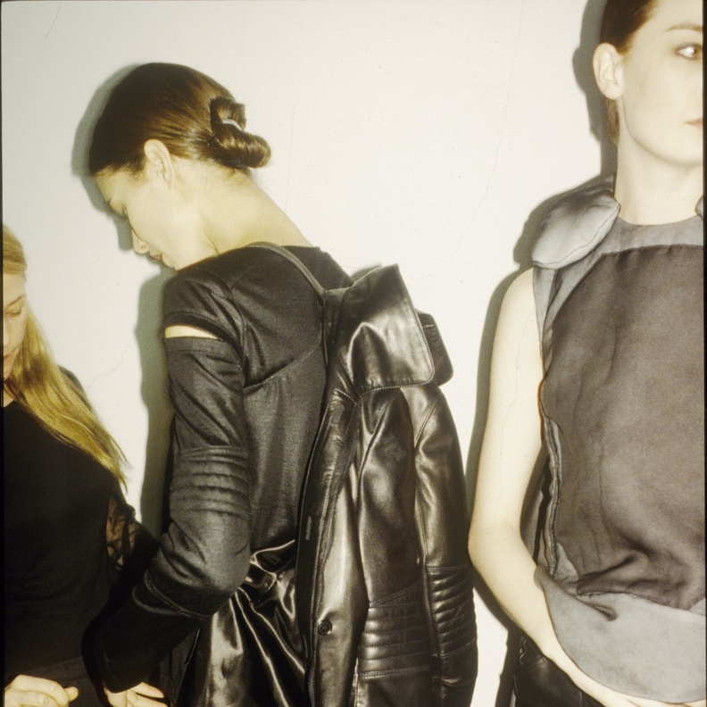  هيلموت لانغ خريف 1999 وراء الكواليس، نيويورك من تصوير Fairchild Archive/Penske Media بواسطةGetty Images