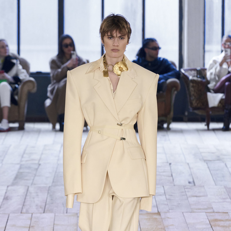 للأناقة والكلاسيكية عنوان واحد في الخريف.. موضة البليزر المزينة بالحزام