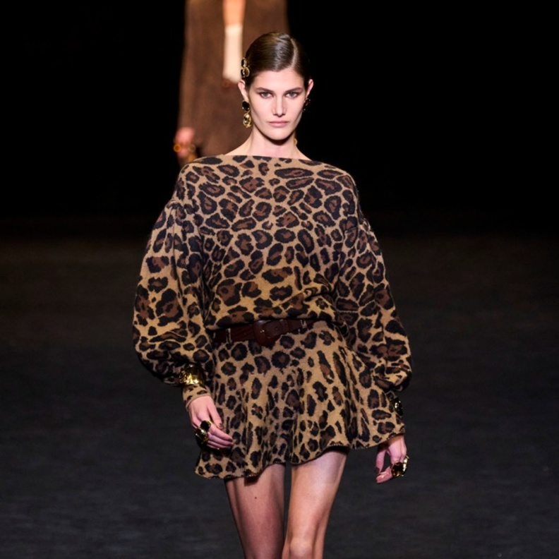 موضة الخريف.. الملابس النسائية تزدان بنقشات الحيوانات