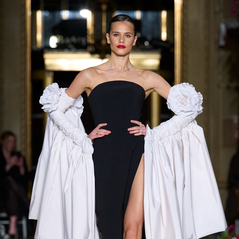 من الأكمام المنفوخة الى المنسدلة والشفافة.. تصاميم جرئية في مجموعات هذا الموسم