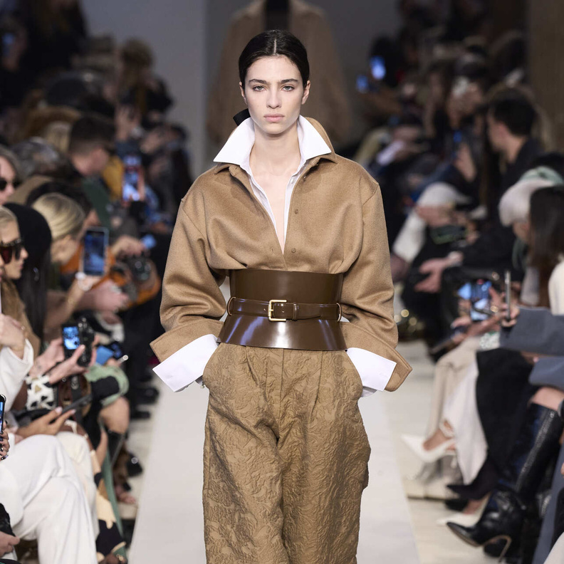 البناطيل الواسعة بألوانها الترابية بدقة في التفاصيل