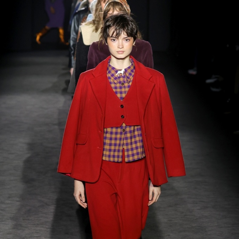 إنه ليس لون الحب فقط.. بل هو بطل الموسم هذا العام