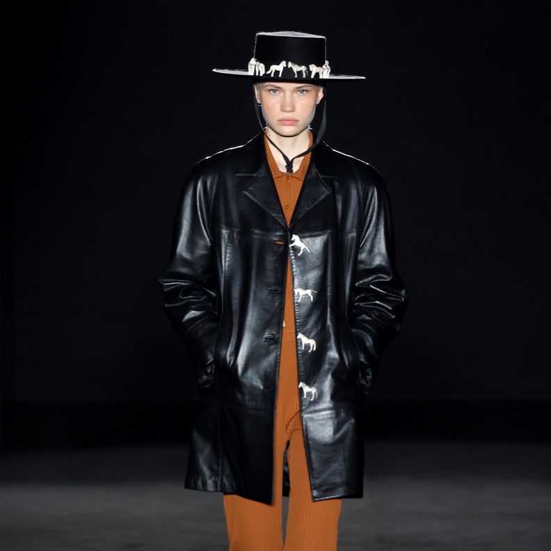 تصاميم جاكيت الجلد تعكس القوة والتمرد منذ القرن العشرين حتى اليوم