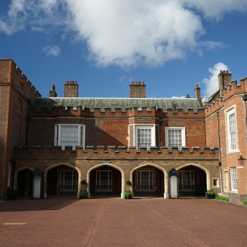 لماذا لم يعد قصر سانت جيمس قصر ملكي رئيسي في لندن؟