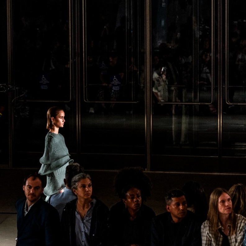 صور ظلية فريدة وبنية تحتية مثيرة للاهتمام… Tory Burch و Roksanda